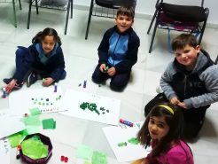 Niños en clase de inglés